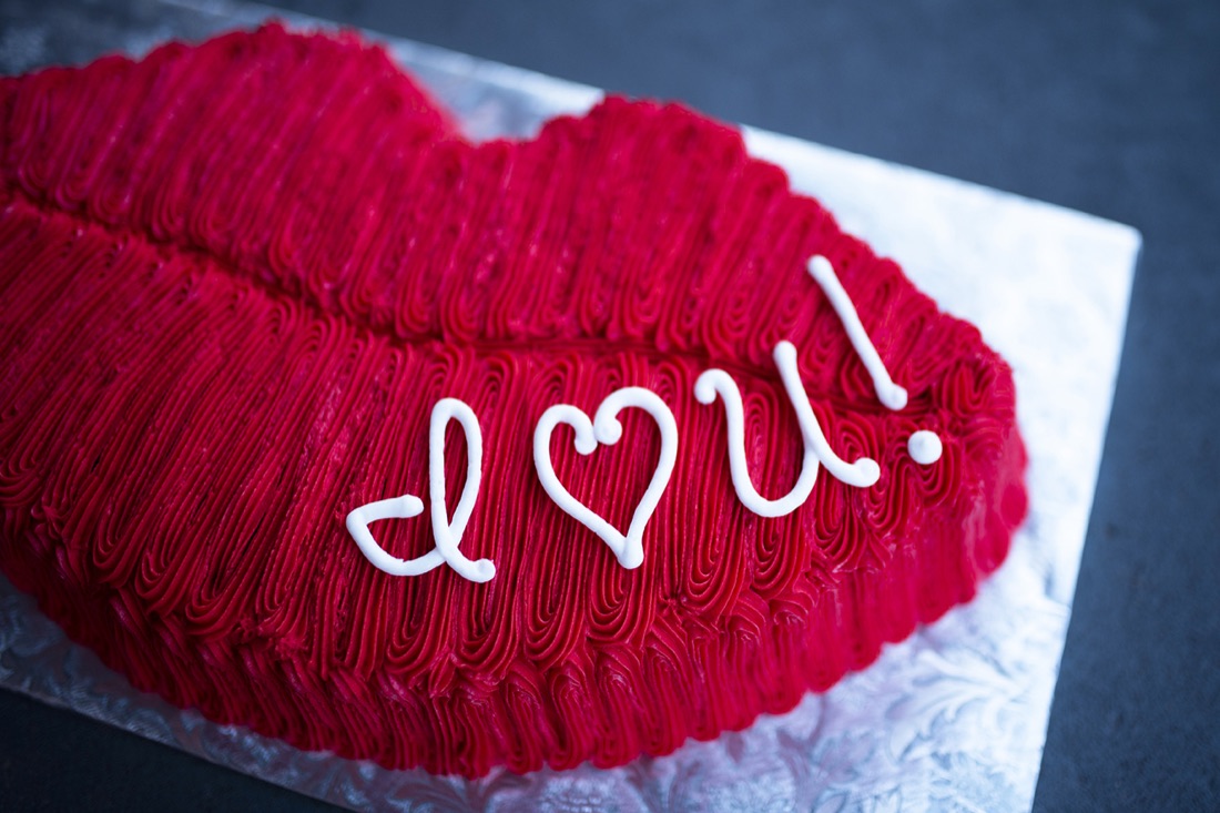 Red lips I love you Valentine's cake